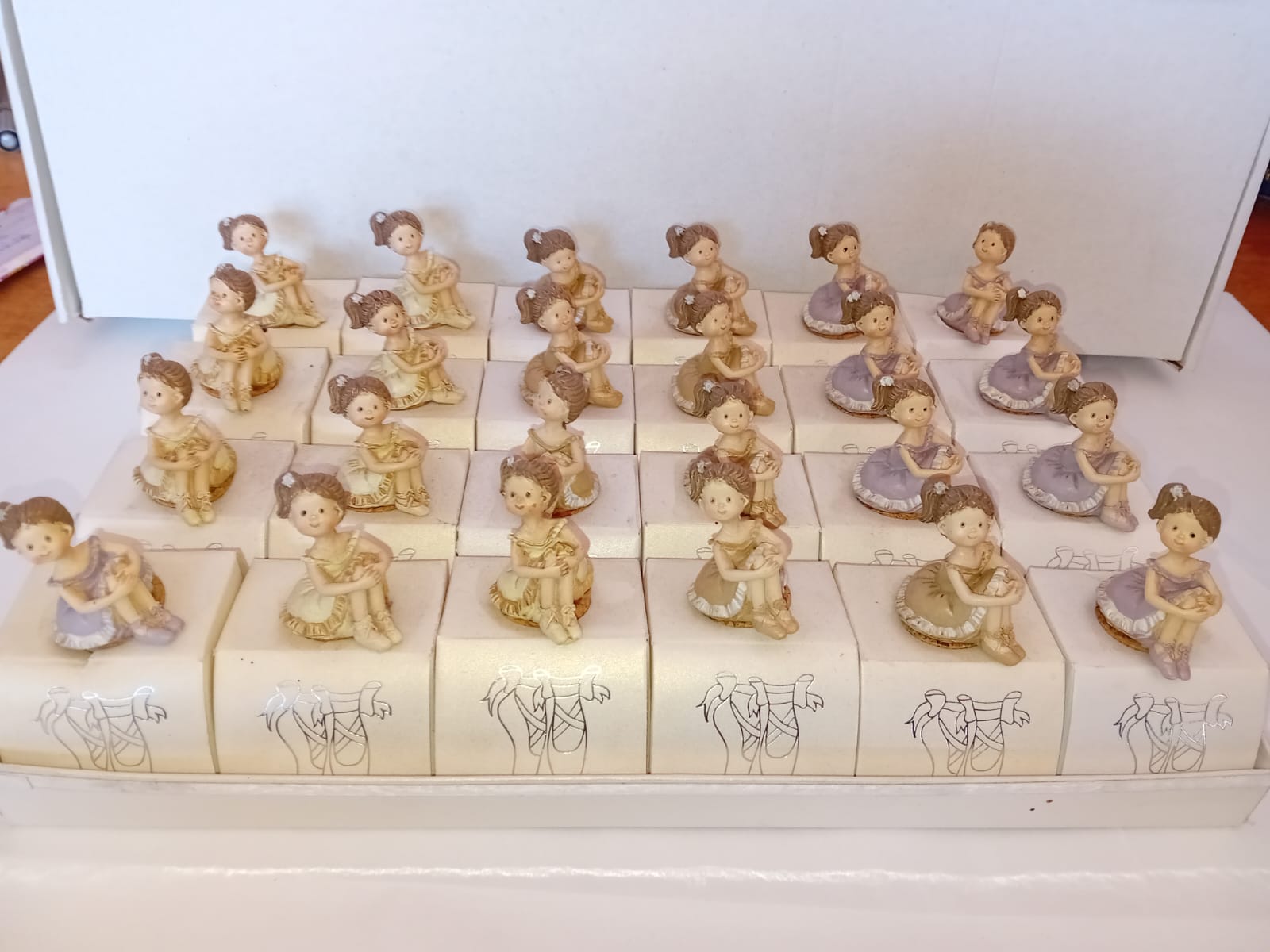 BOMBONIERE ECONOMICA BALLERINA SU PORTA CONFETTI COLORI E MODELLI ASSORTITI box 24 pz
