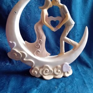 STATUA COPPIA INNAMORATI SU MEZZA LUNA