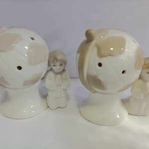 Bomboniera in offerta Mappamondo luce led bimba/bimbo in preghiera 03120/03119