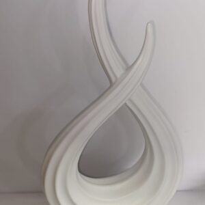 Scultura di eternità bianca d'arte moderna in resina su una base