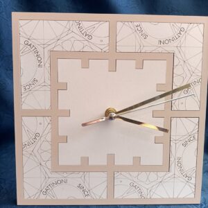 Orologio Gattinoni bianco tortora con base d'appoggio LOGATO DETAILS