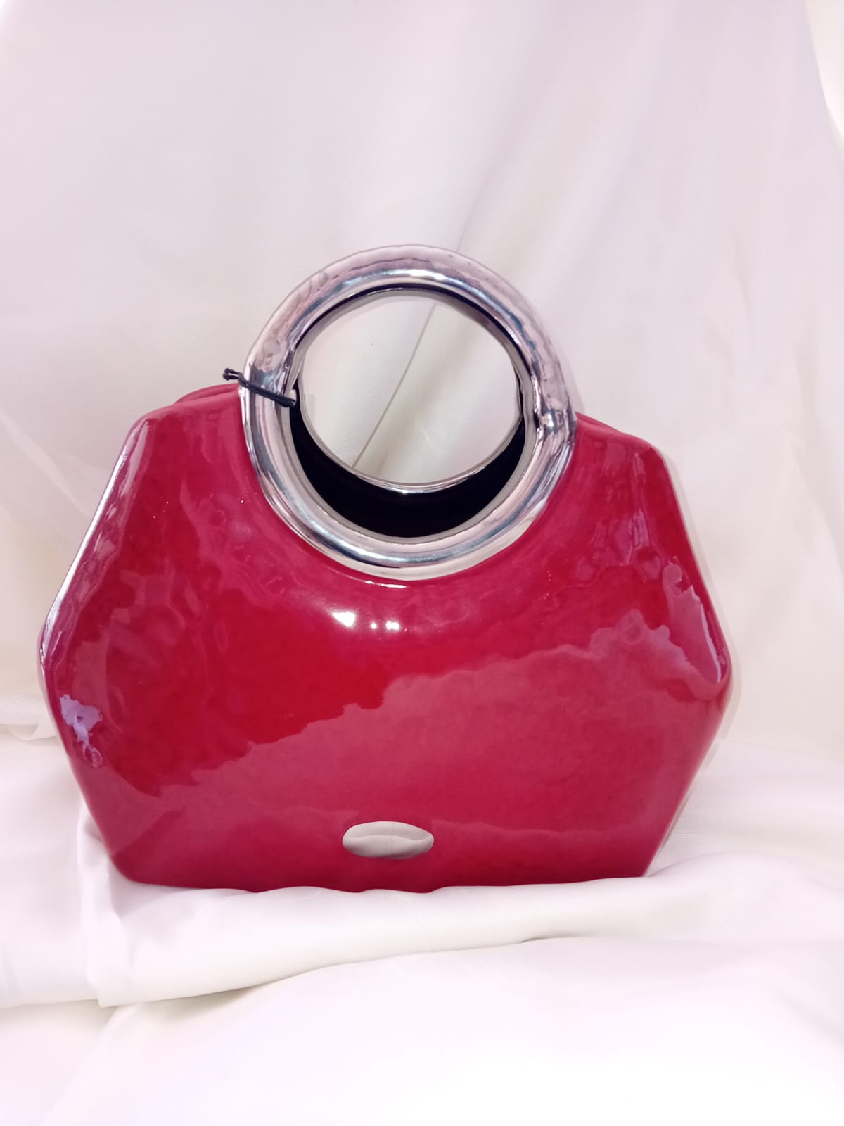 Vaso decorativo scultura a forma di una borsa in ceramica rossa/argento 25x21