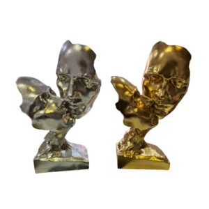 Scultura coppia bacio