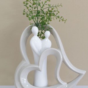 Vaso scultura cuore con innamorati tortora bianco