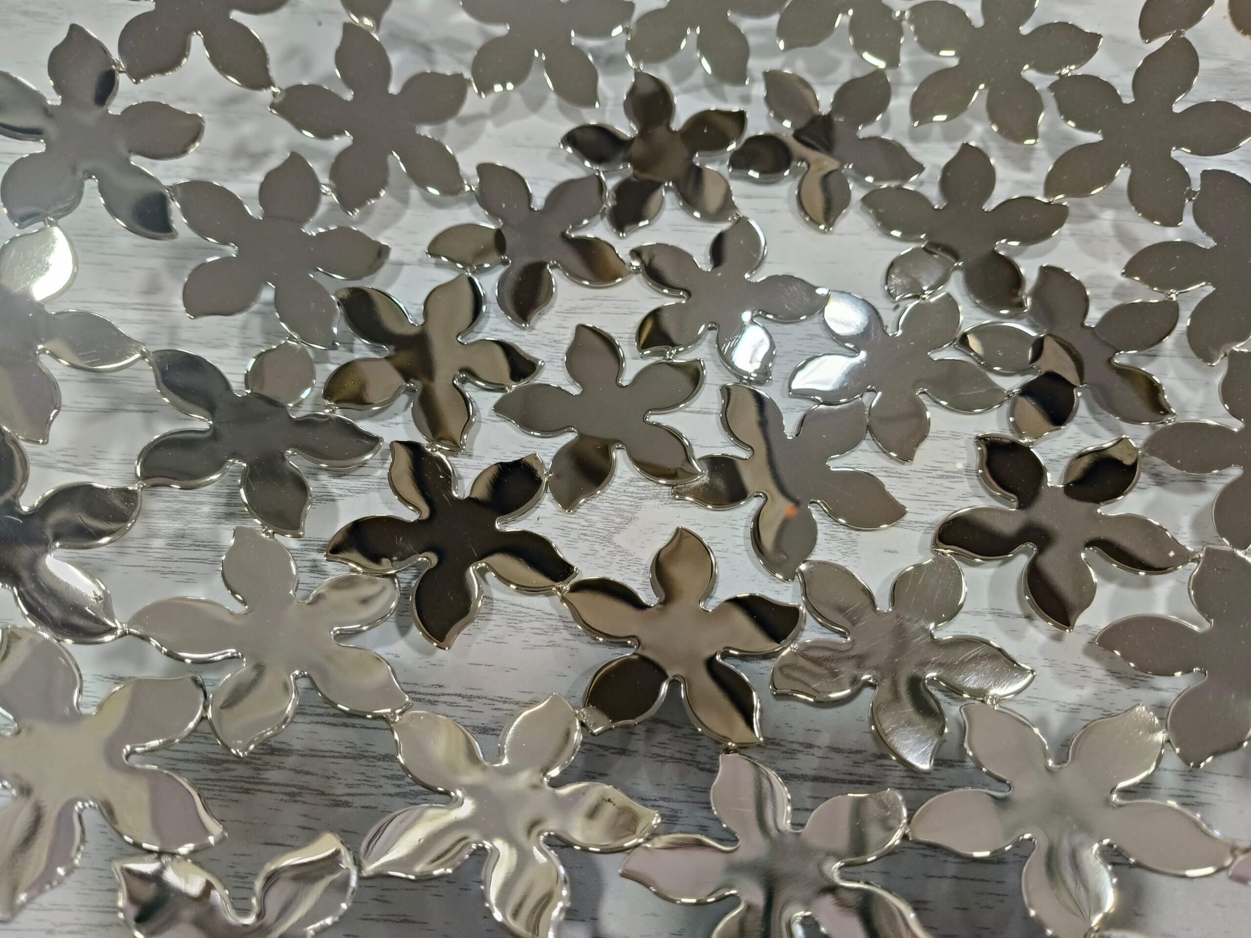Centrotavola moderno in metallo fiore - immagine 2